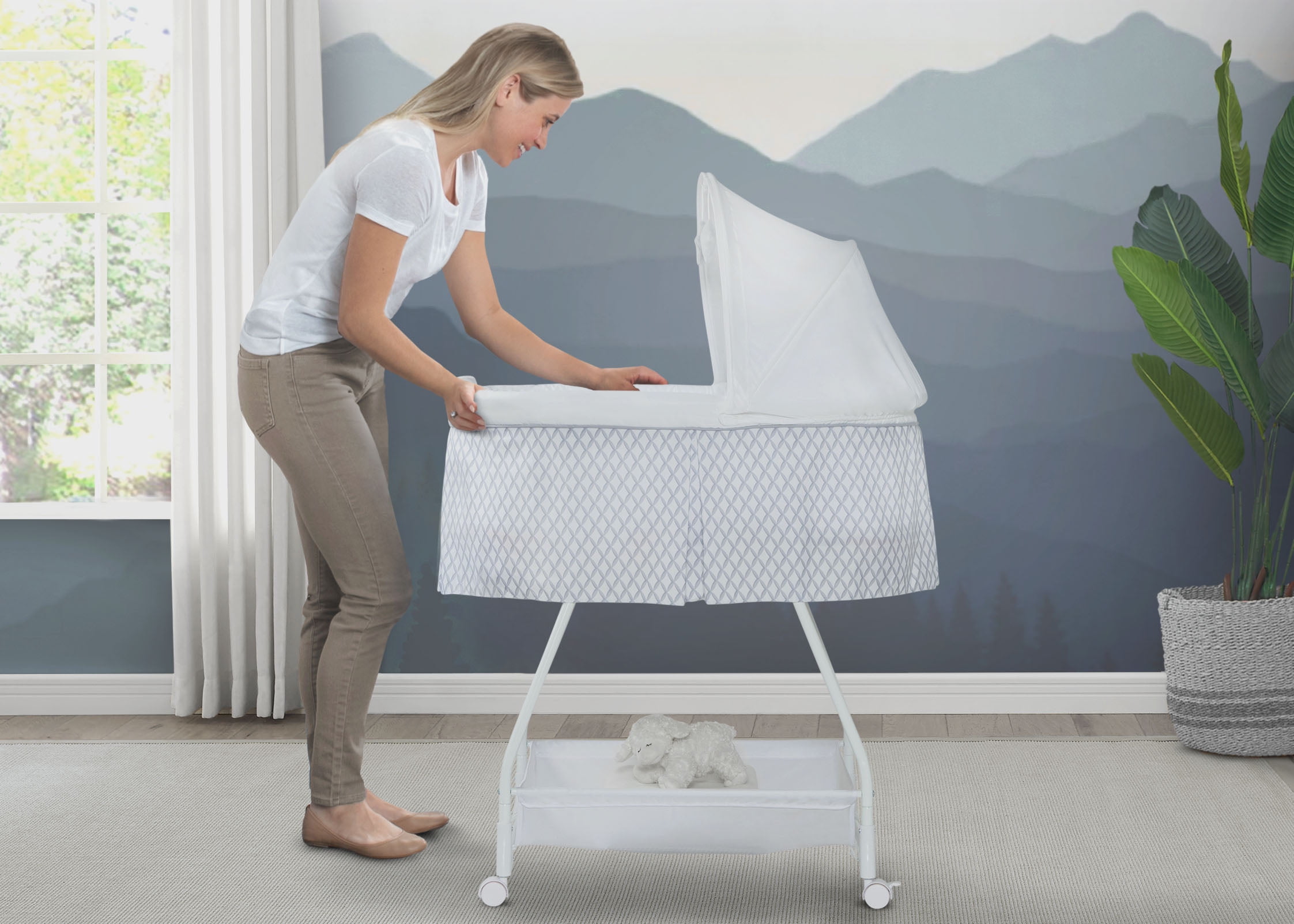 Delta Children Deluxe Soothing Dreams Bassinet, Grey Windchime