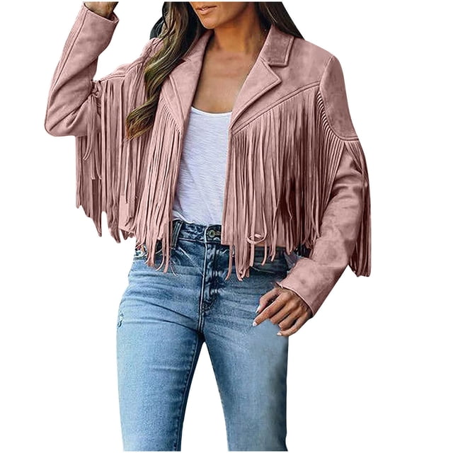 abrigo con flecos para mujer abrigo estilo vaquero de cuero de gamuza sintética abrigo de cárdigan con borlas de manga larga odeerbi odb-6 Rosado — Vista frontal centrada de chaqueta corta estilo vaquero en gamuza sintética rosa con solapas tipo blazer, flecos largos sobre pecho y mangas, manga larga y corte recto con costuras visibles; acabado mate y cierre abierto; combinada con camiseta blanca y jeans; también suele usarse como capa ligera para salidas informales.