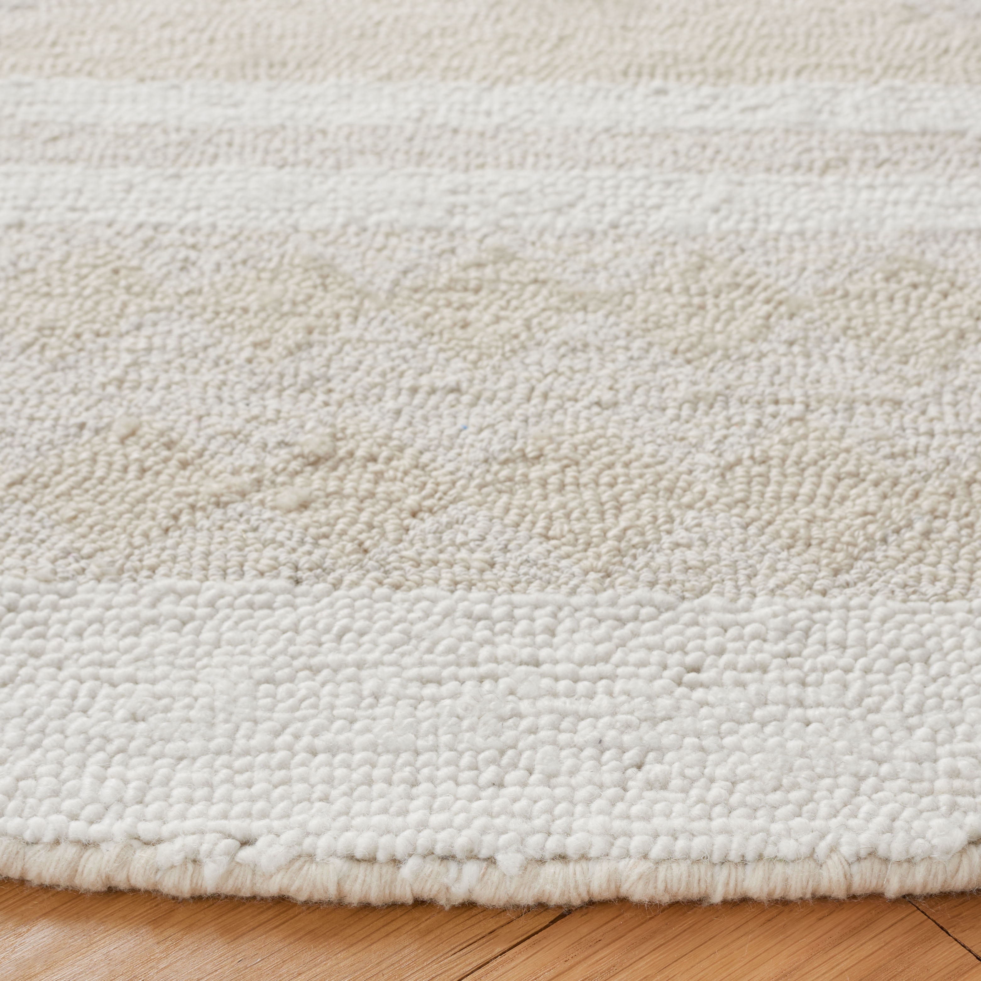 SAFAVIEH Capri Becky Distressed Area Rug, Ivory/Beige, 6' x 6' Round