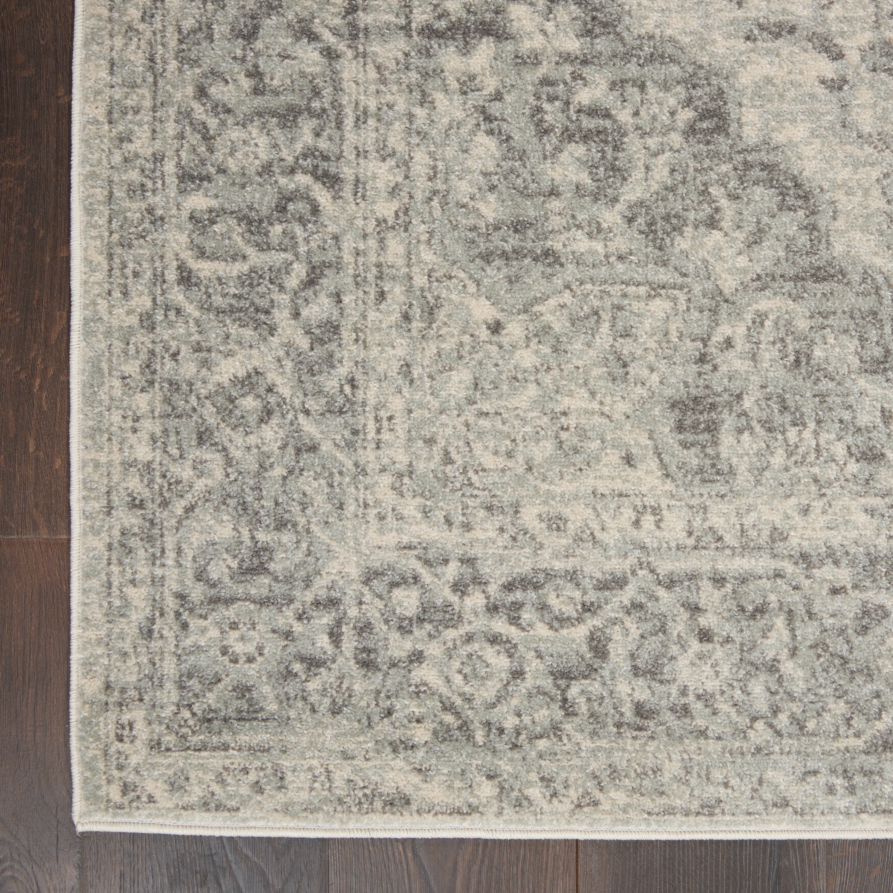 Serene Traditional Persian Ivory/Grey 5'3" x 7'3" Area Rug, (5' x 7')