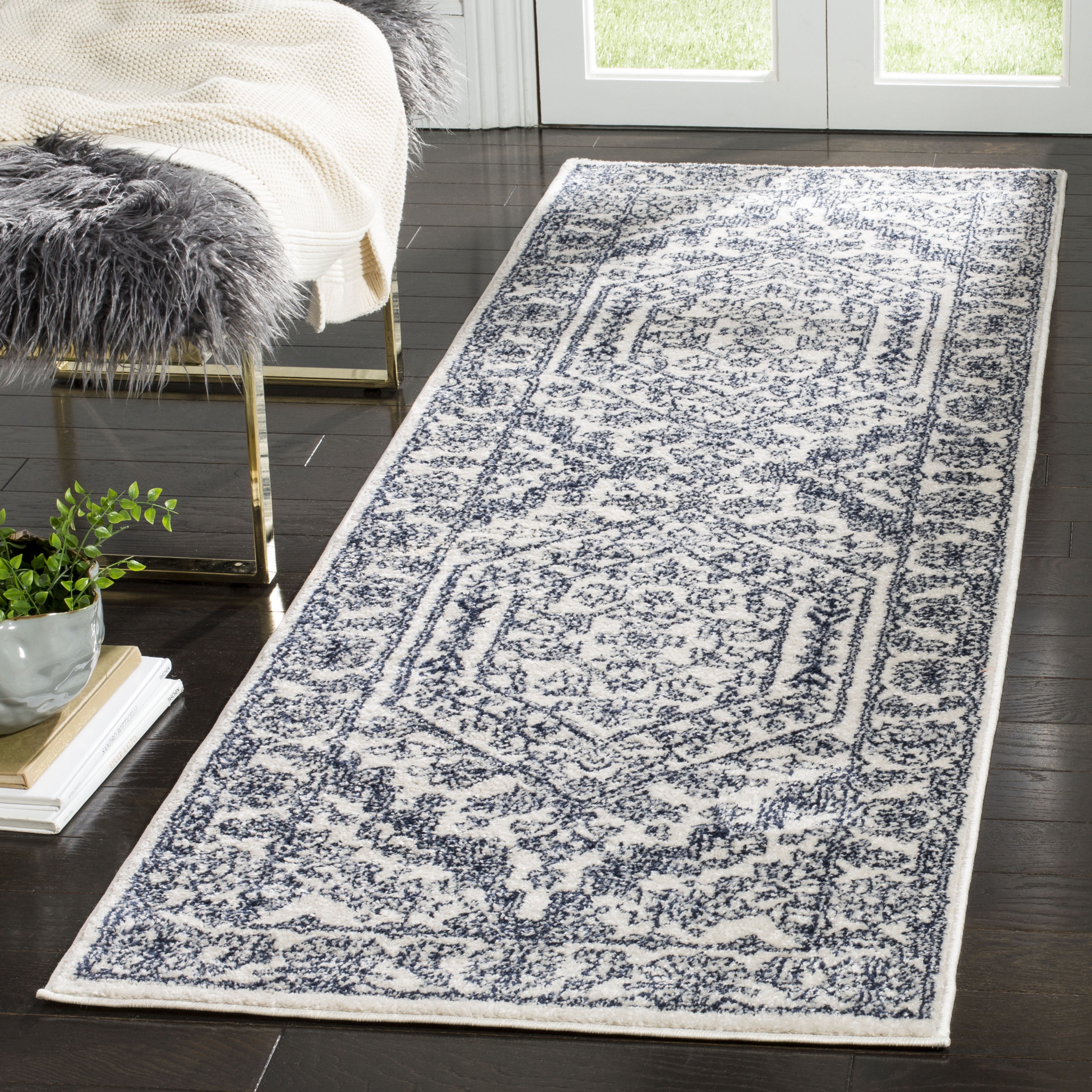SAFAVIEH Adirondack Xavier Traditional Runner Rug, Ivory/Navy, 2'6" x 6