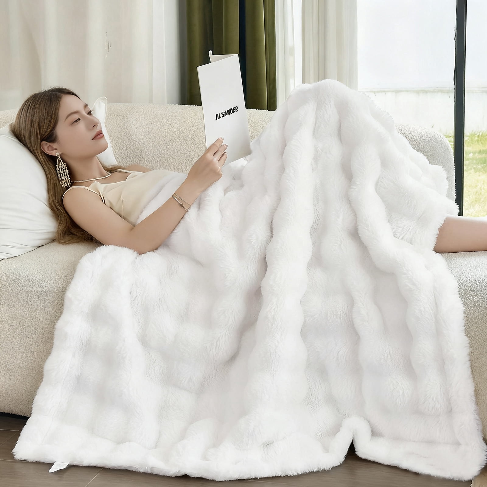 Parojati 90*108 Faux Fur Throw Blanket for King Size Bed - Extra Soft Fluffy Warm Bubble Design Blanket for Couch, Sofa and Versatile Use for Bedroom, Living Room, Farmhouse, White