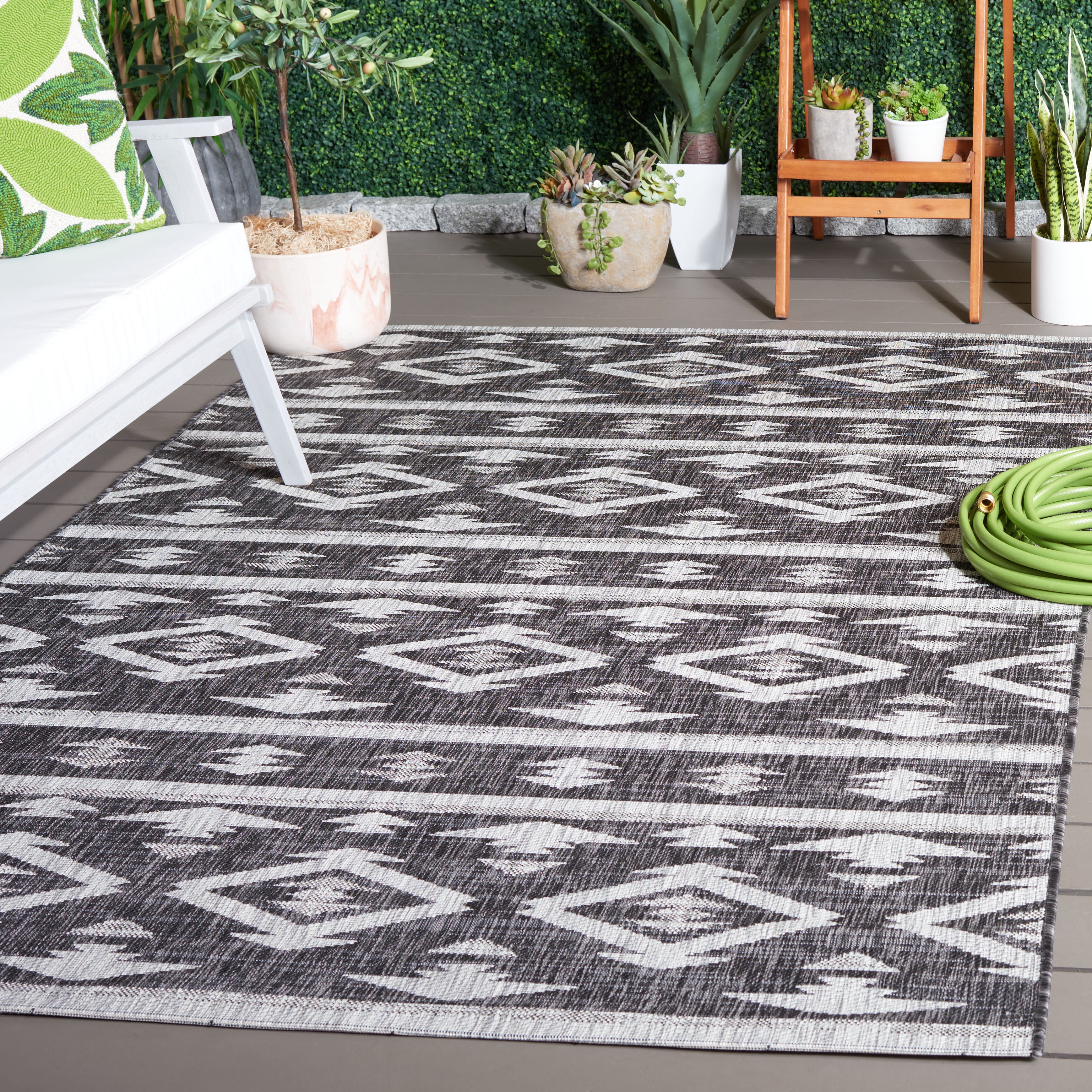 SAFAVIEH Courtyard April Geometric Indoor/Outdoor Area Rug, Black/Grey, 5'3" x 7'7"