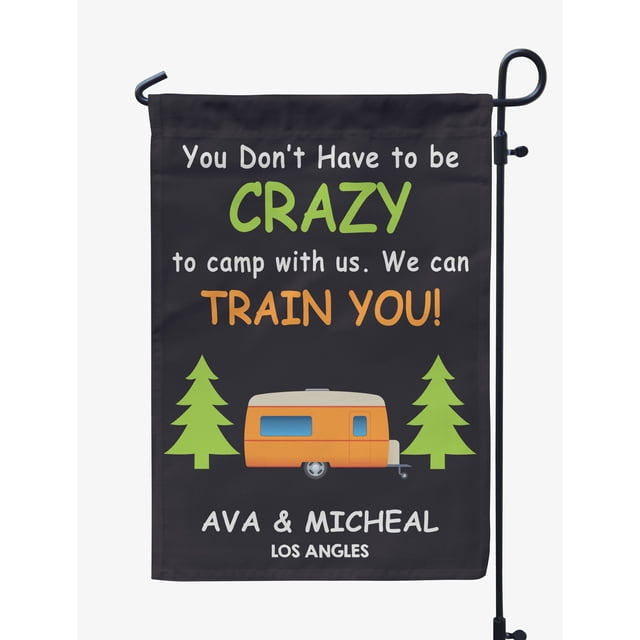 Printtoo Noir Tu n'As Pas Besoin d'Être Fou pour Camper avec Nous. On Te Forme! Caravanes Drapeaux de Camping Personnalisés pour Campeurs Double Face Drapeau de Camping Extérieur Drapeaux de Jardin