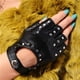thumbnail image 1 of Guantes sin dedos Punk para Mujer Soledad con Remaches de Cuero, 1 of 5