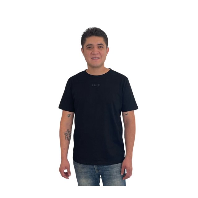 playera off white mediana logo gris grafito cuello redondo camiseta masculina frontal centrada, algodón 100% color gris grafito con logo 'OFF' mediano en tono grafito más claro en el pecho, cuello redondo clásico y mangas cortas, corte recto sobre jeans, fondo blanco. A menudo usada como opción casual de diario adecuada para combinar con denim.