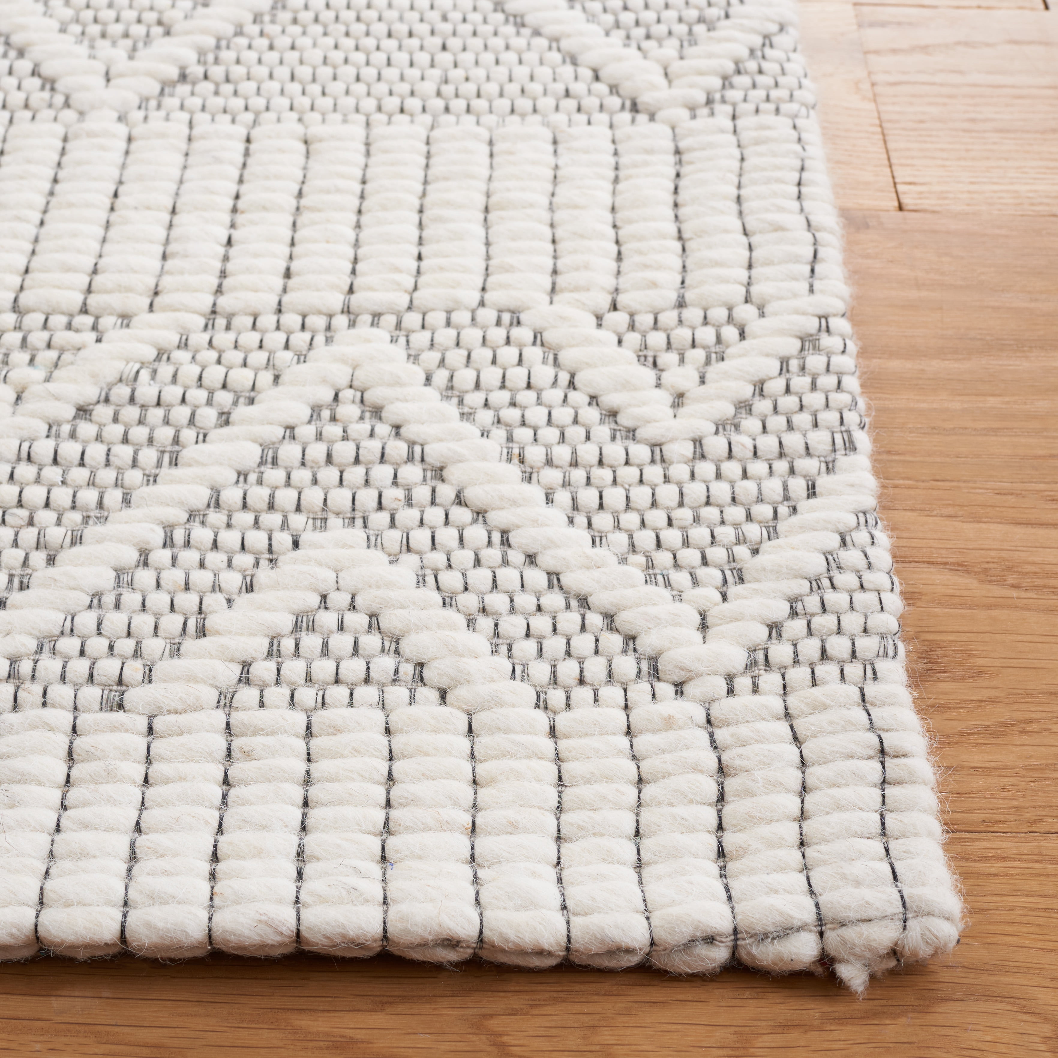 SAFAVIEH Marbella Chase Geometric Area Rug, Ivory/Beige, 4' x 6'