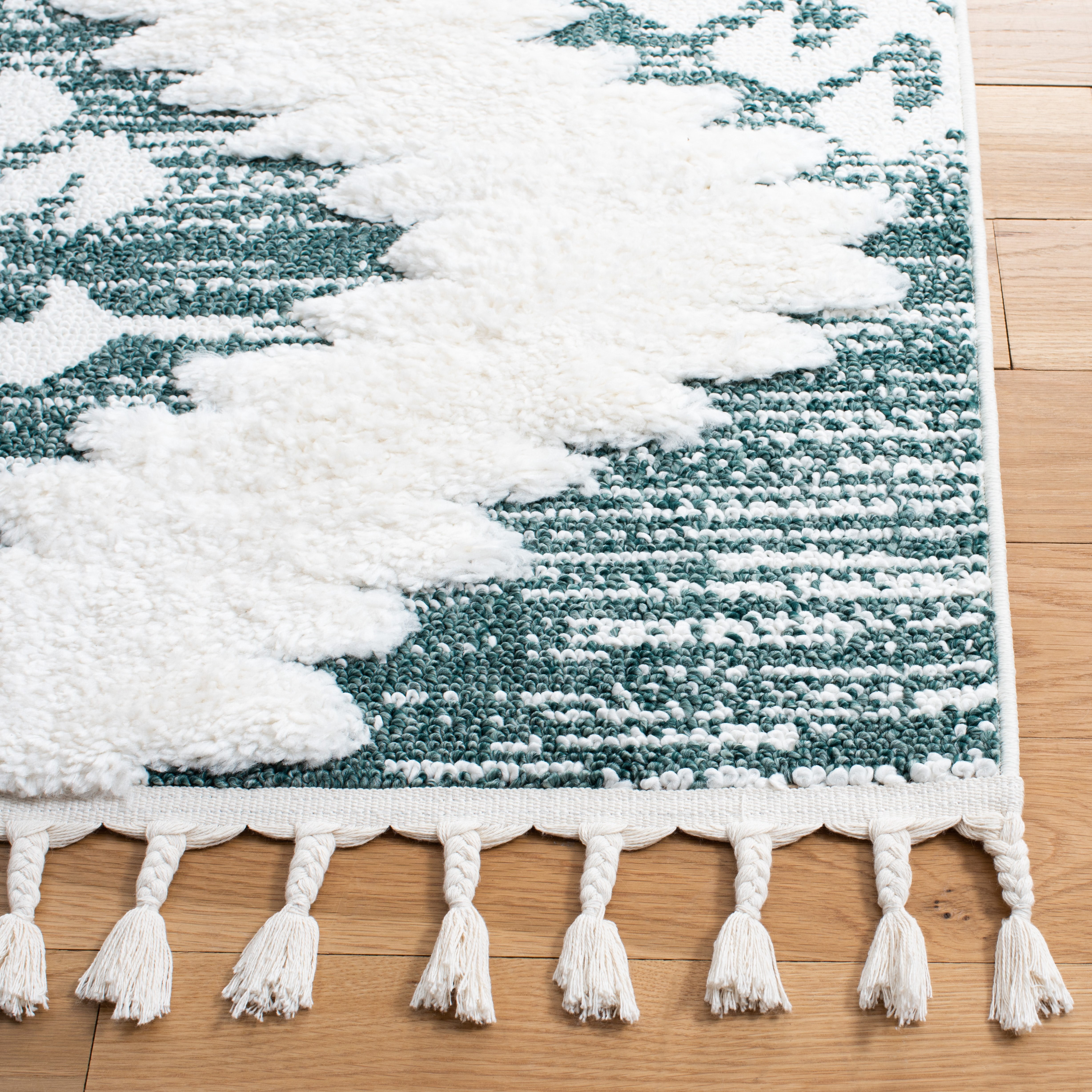 SAFAVIEH Moroccan Tassel Desmond Southwestern Shag Area Rug, Green/Ivory, 5'3" x 7'6"
