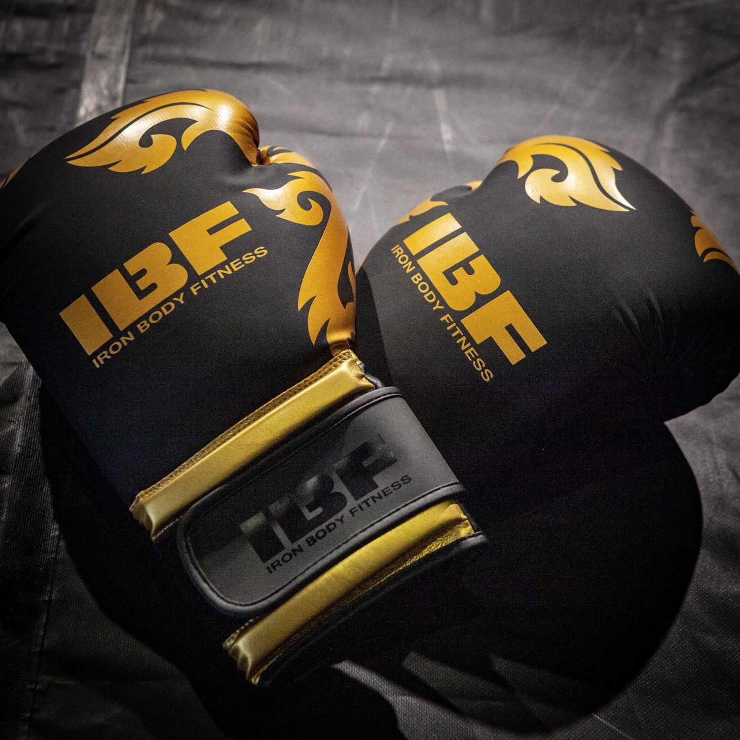 Gants de boxe serie thaï d'IBF - 12 once. - Noir et dorées