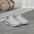 thumbnail image 2 of Zapatillas Skechers Summits de espuma viscoelástica para mujer, color blanco/plateado, talla 8US, 2 of 9