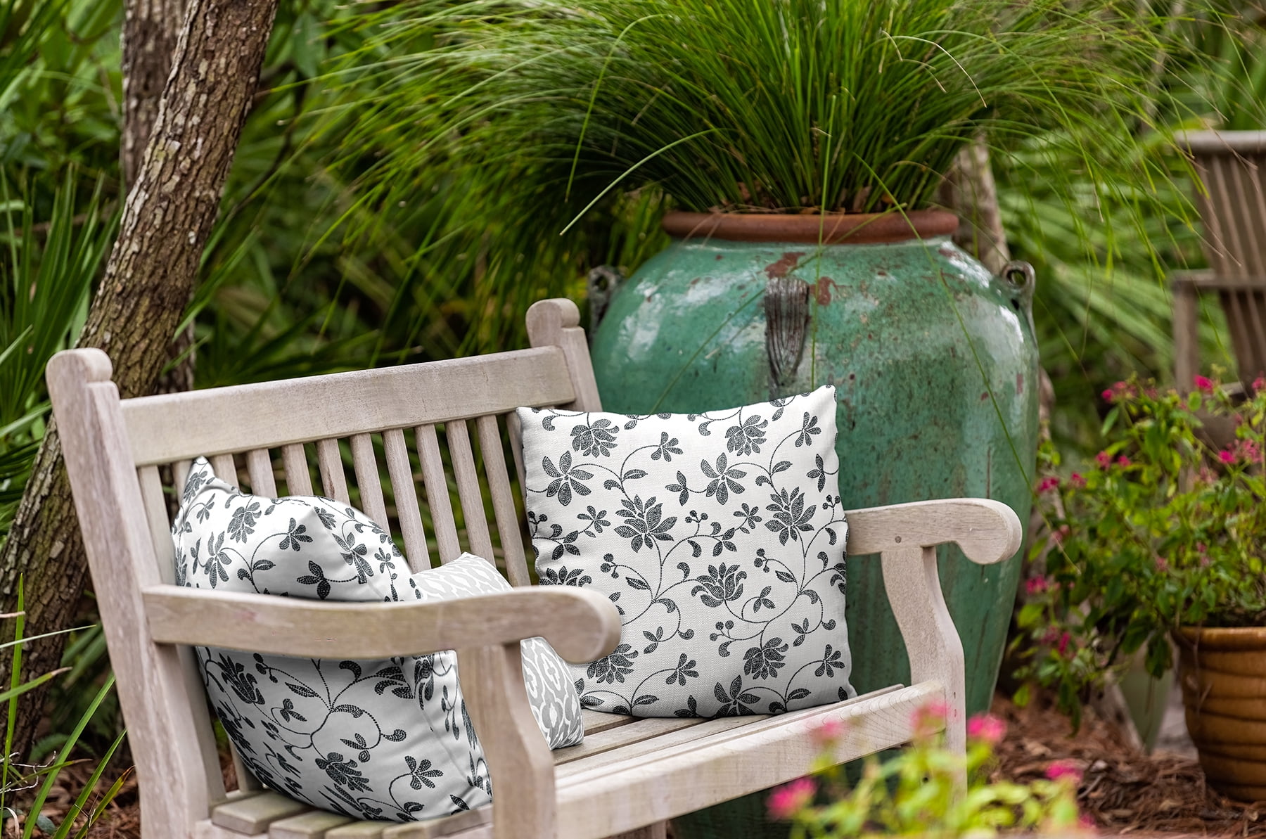 18" x 18" Simply Daisy Traditional Floral Indoor/Outdoor Polyester Throw Pillow, Black Qty 1