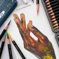 thumbnail image 4 of Estuche de 48 lápices de colores Derwent Chromaflow Pigment multicolor, 4 of 8