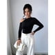 thumbnail image 4 of Camiseta Elegante Asimétrica con Cuello Alto, Hombros Descubiertos y Decoración Metálica para Mujer, Camisas Fruncidas Ajustadas de Larga Negro S, 4 of 8