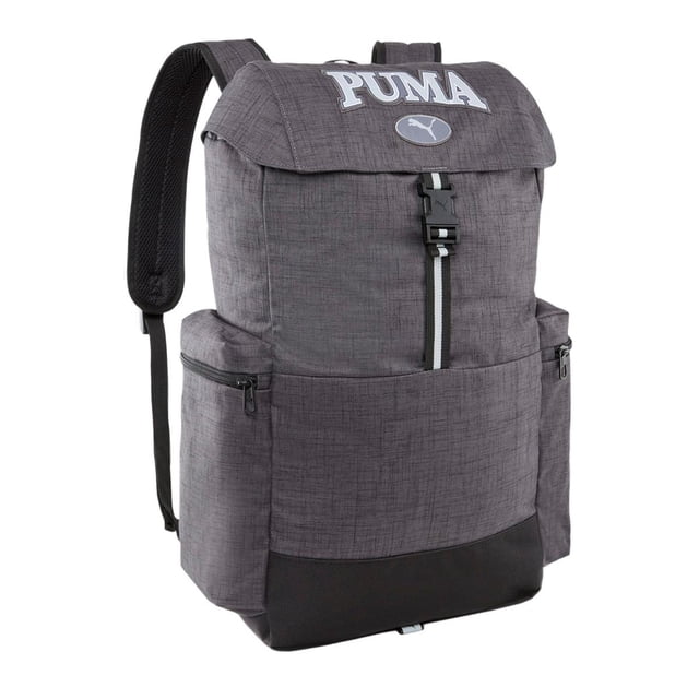 mochila puma squad backpack unisex 079957-01 gris, vista frontal 3/4 con tapa abatible y hebilla, logotipo PUMA bordado en la solapa y emblema circular, tejido jaspeado y base reforzada negra, bolsillo frontal con cierre vertical, bolsillos laterales con cremallera, tirantes acolchados y funda externa para portátil hasta 15"; 30x15x48 cm, 27 L. Ideal para uso diario y transporte de laptop.