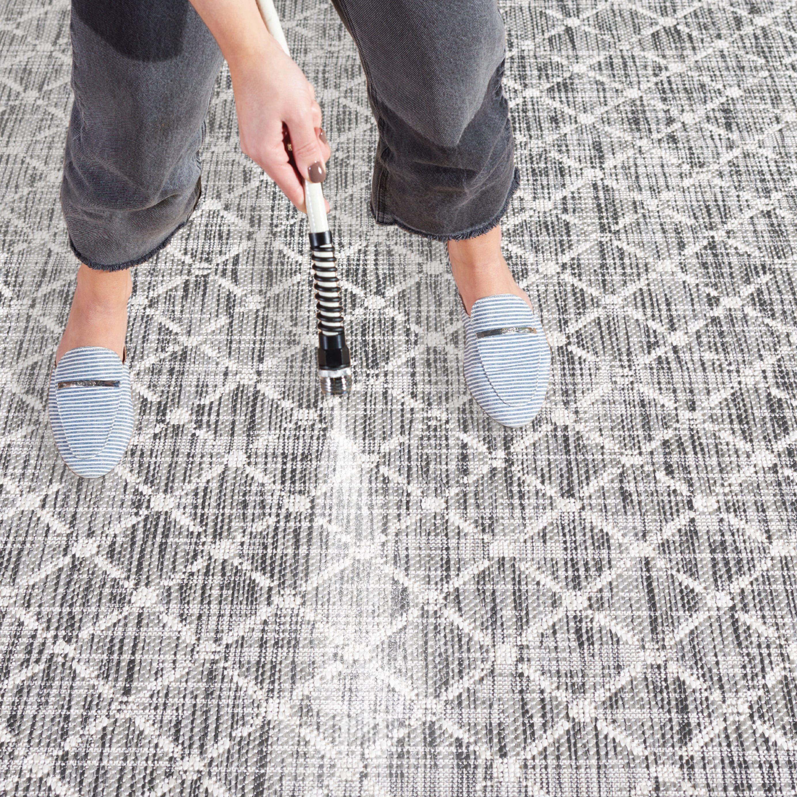 SAFAVIEH Courtyard Frazier Geometric Indoor/Outdoor Area Rug, Light Grey/Dark Grey, 8' x 10'