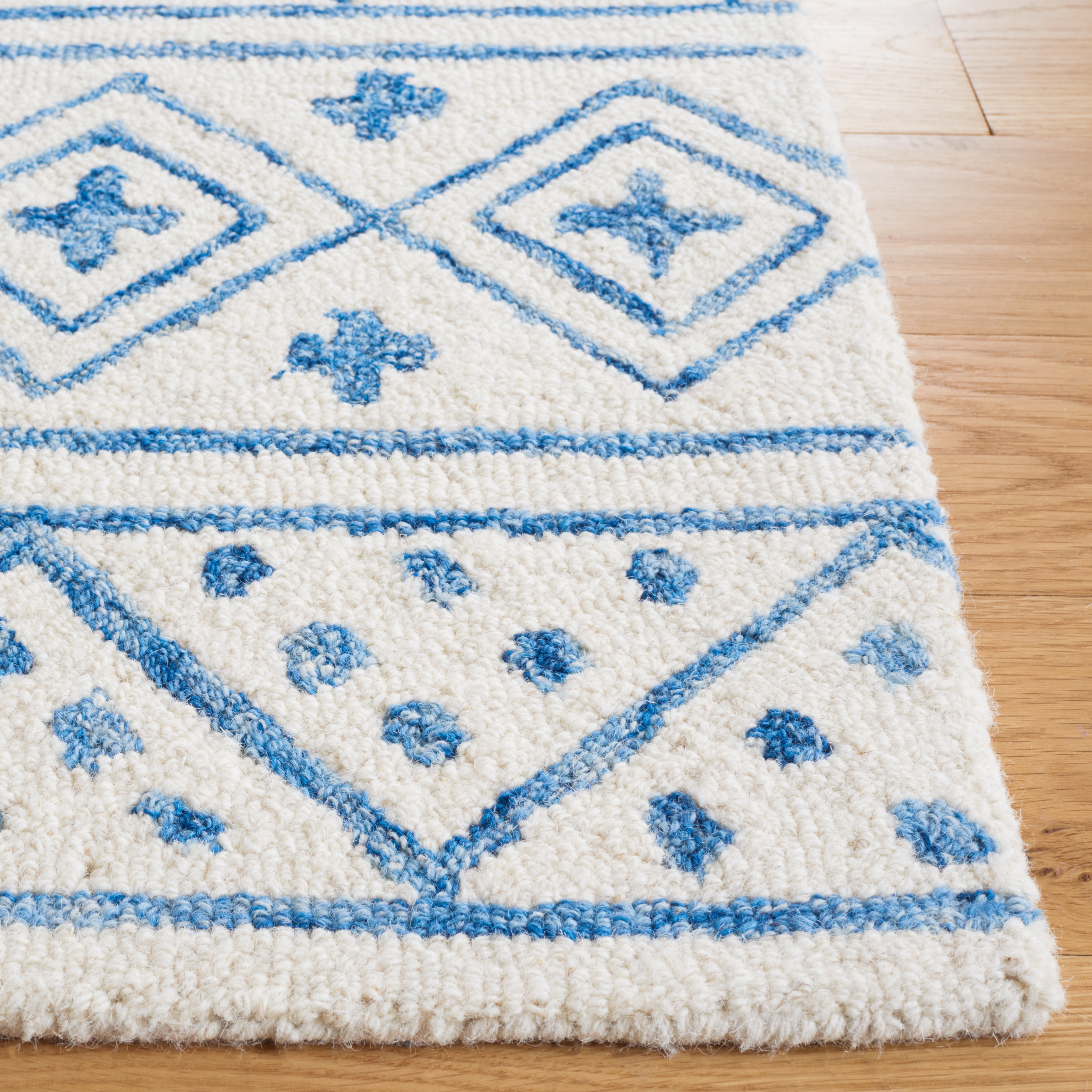 SAFAVIEH Metro Beaumont Southwestern Area Rug, Ivory/Blue, 6' x 6' Square