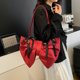 thumbnail image 1 of Bolsa de cuerpo cruzado simple en forma de arco, 1 of 9