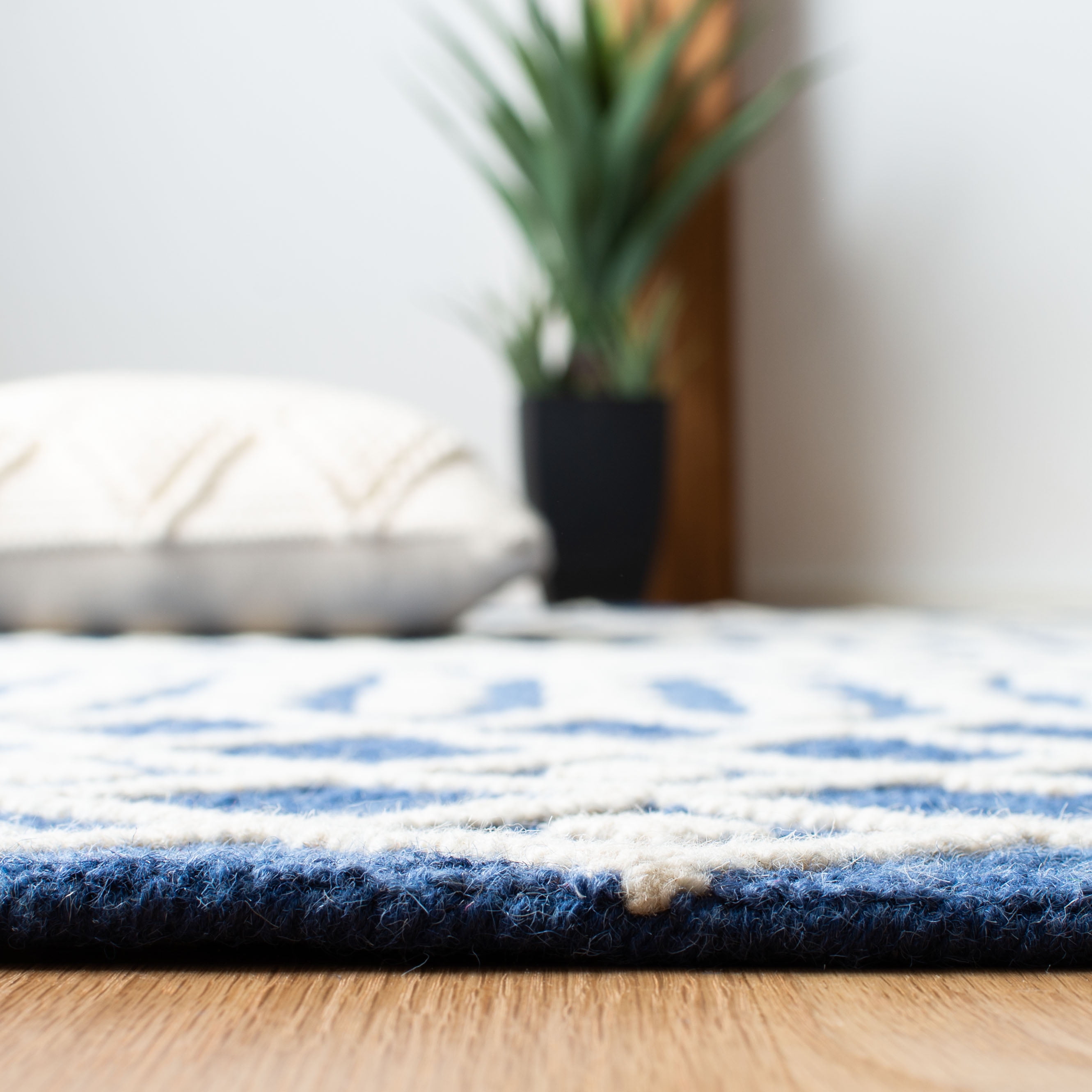 SAFAVIEH Blossom Aspen Aztec Runner Rug, Navy/Ivory, 2'3" x 8'