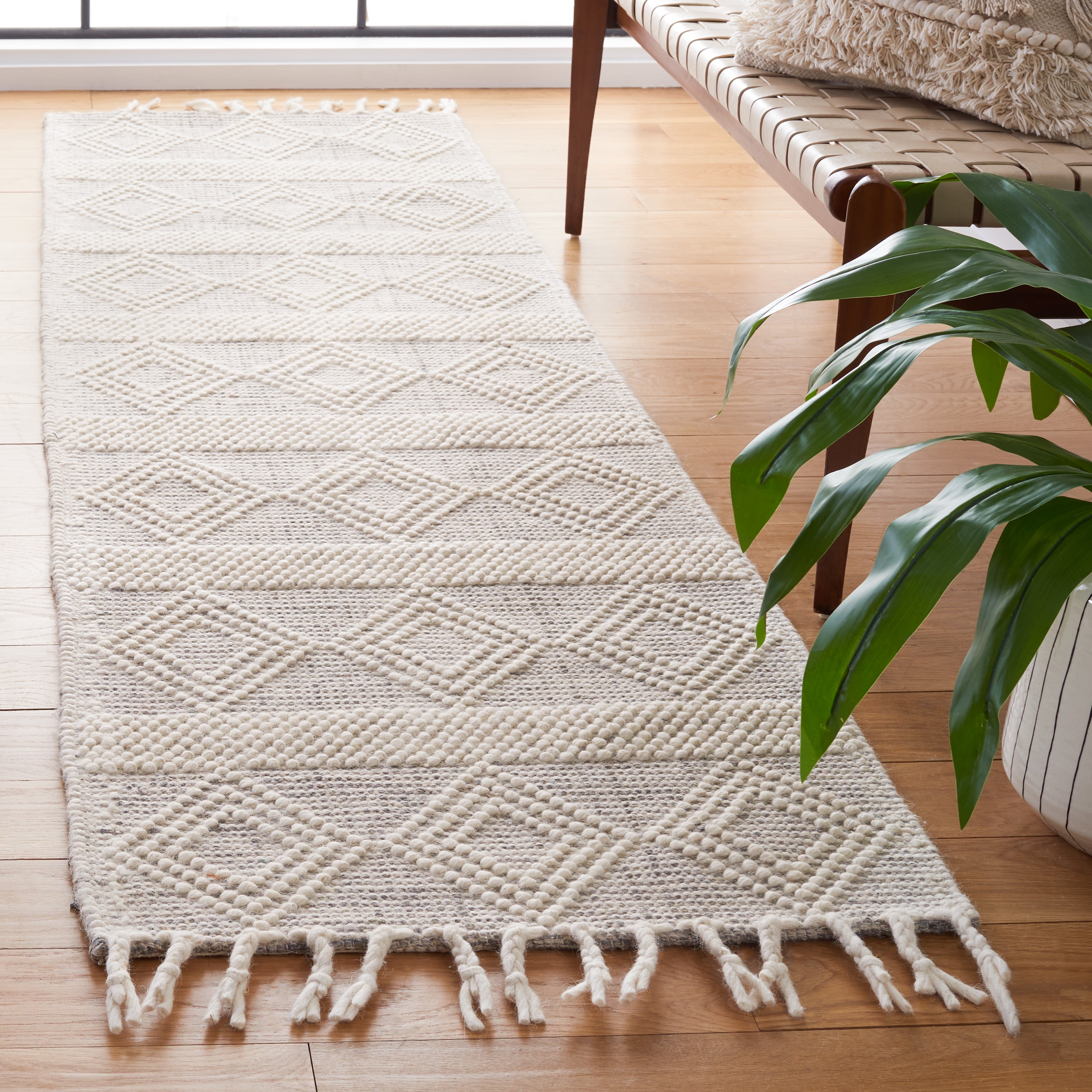 SAFAVIEH Natura Isaiah Southwestern Wool Runner Rug, Ivory/Beige, 2'3" x 8'