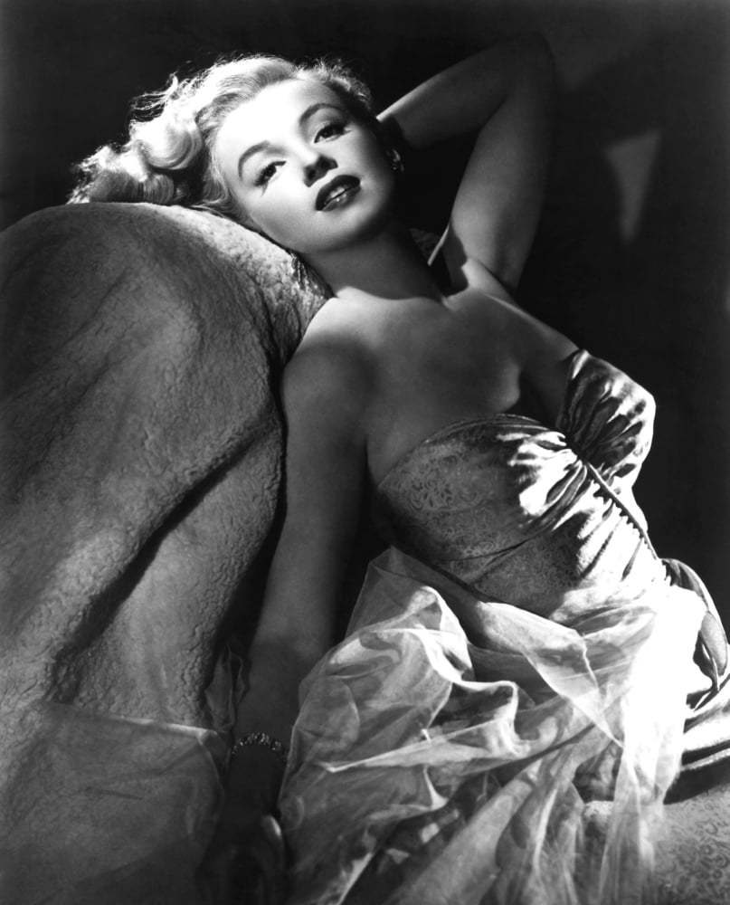 A Marilyn Monroe Covering With The Towel 8x10 Picture Celebrity Print 