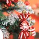 thumbnail image 4 of Bola de Navidad Decorativa Especial, Colgante Pequeño de Plástico Galvanizado, Pintada a Mano, Estrella Hexagonal de Caramelo Rojo., 4 of 7