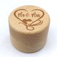thumbnail image 3 of Caja redonda de madera para anillos de boda de haya con letras Mr & Mrs en la superficie, 3 of 8