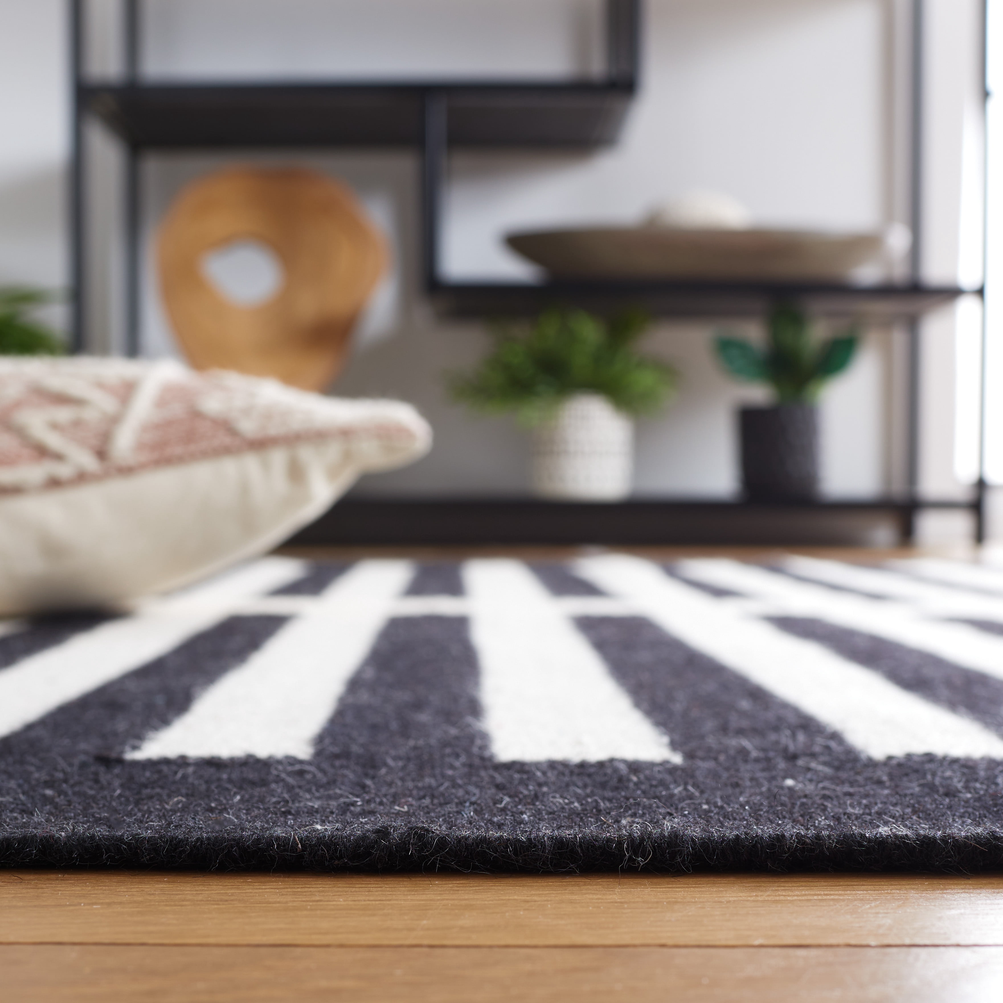 SAFAVIEH Striped Kilim Cady Striped Area Rug, Ivory/Black, 6' x 9'
