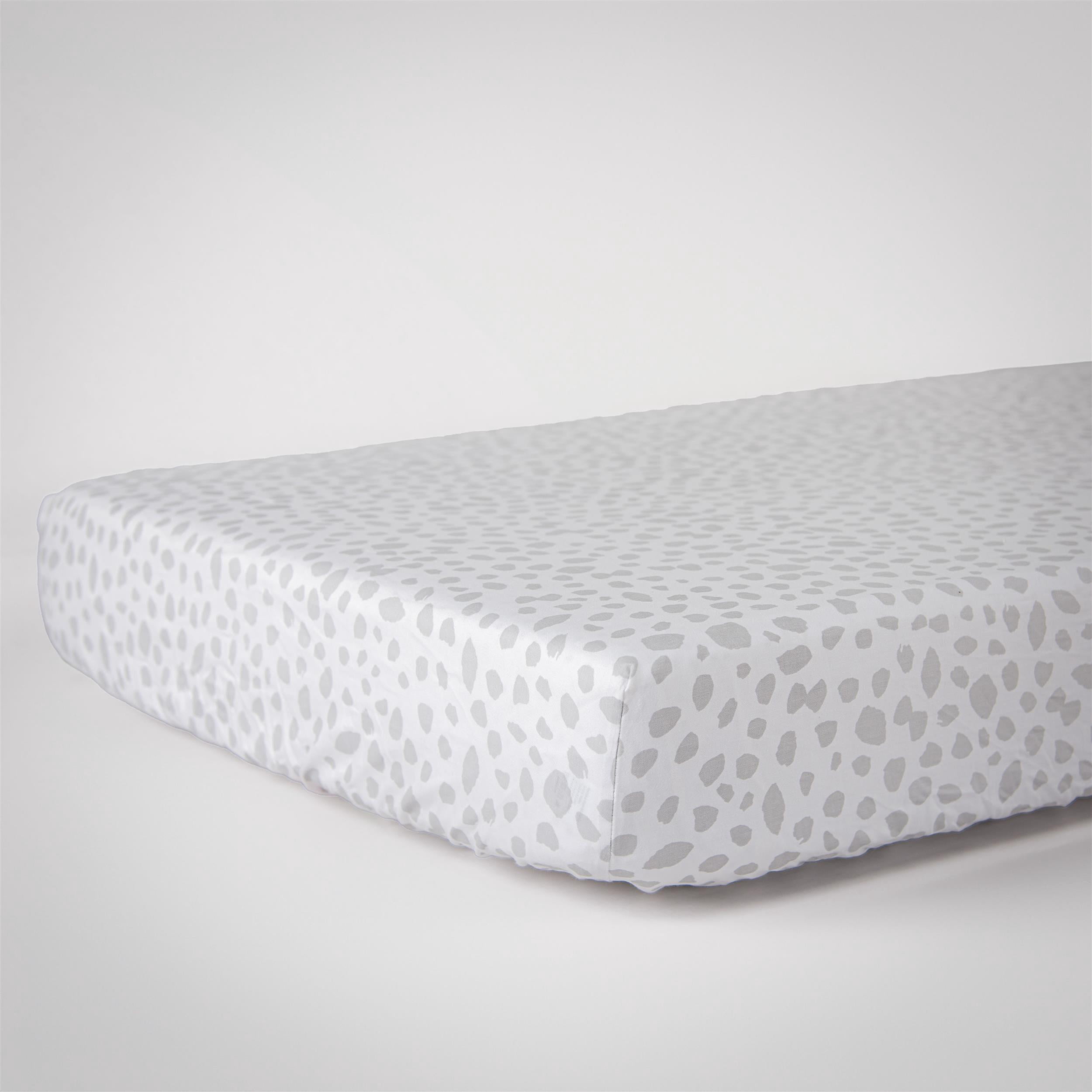 Rizzy Home 28" X 52" White/Light Grey Dots Cotton Cribsheet