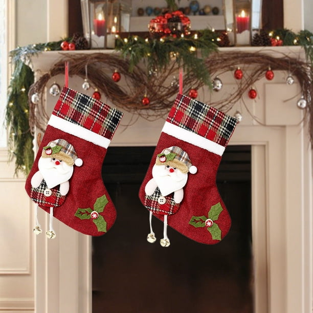 Set de Dos Artículos para Decoración Navideña: Calcetines Medianos con Diseño de Papá Noel, Muñeco de Nieve y Ciervo; Colgante para Árbol de Navidad y Bolsa de Dulces.