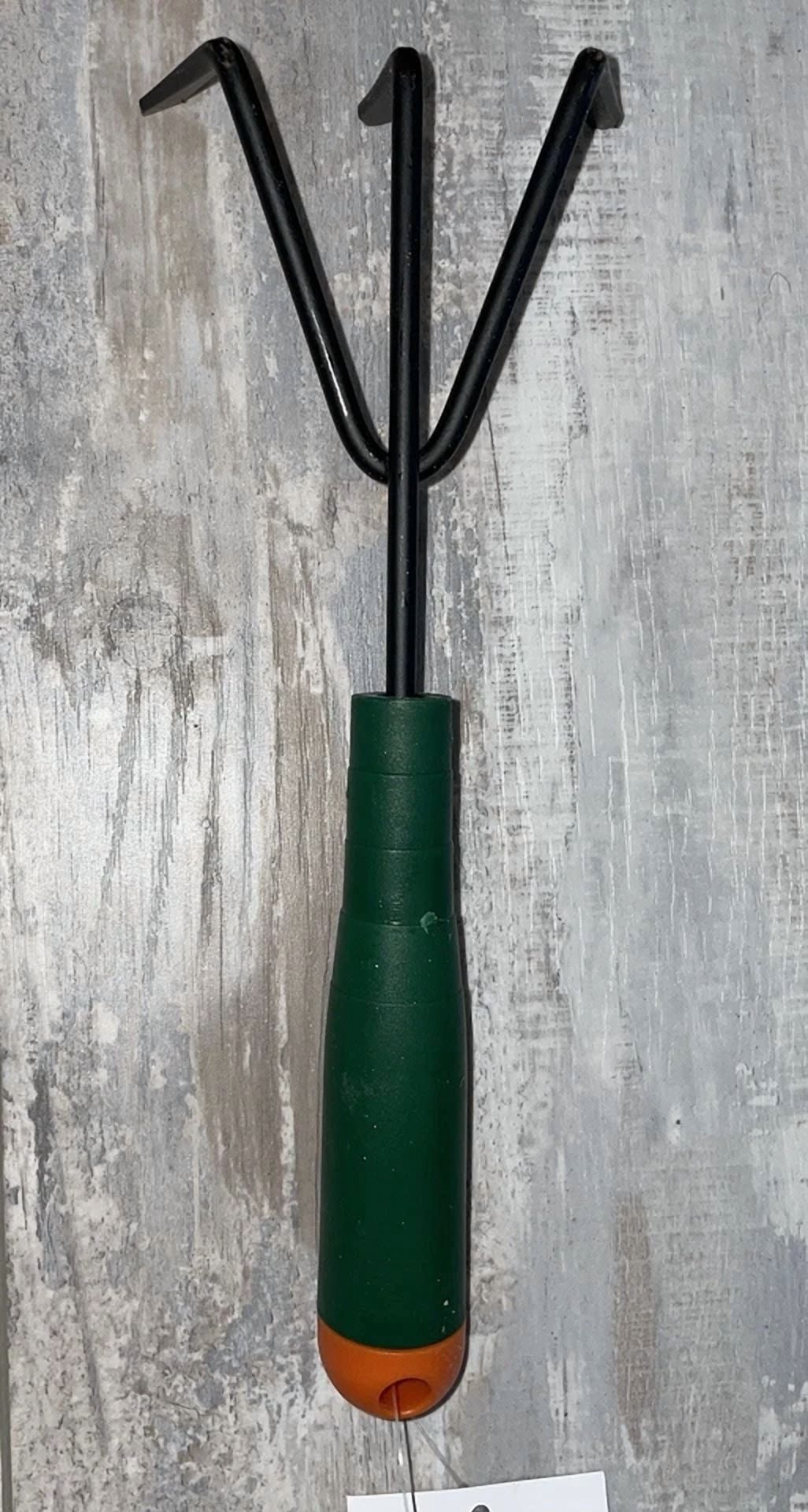 CRESTIN- True Living Garden Cultivator Handheld 3 Metal Tines - Green Plastic Grip - New