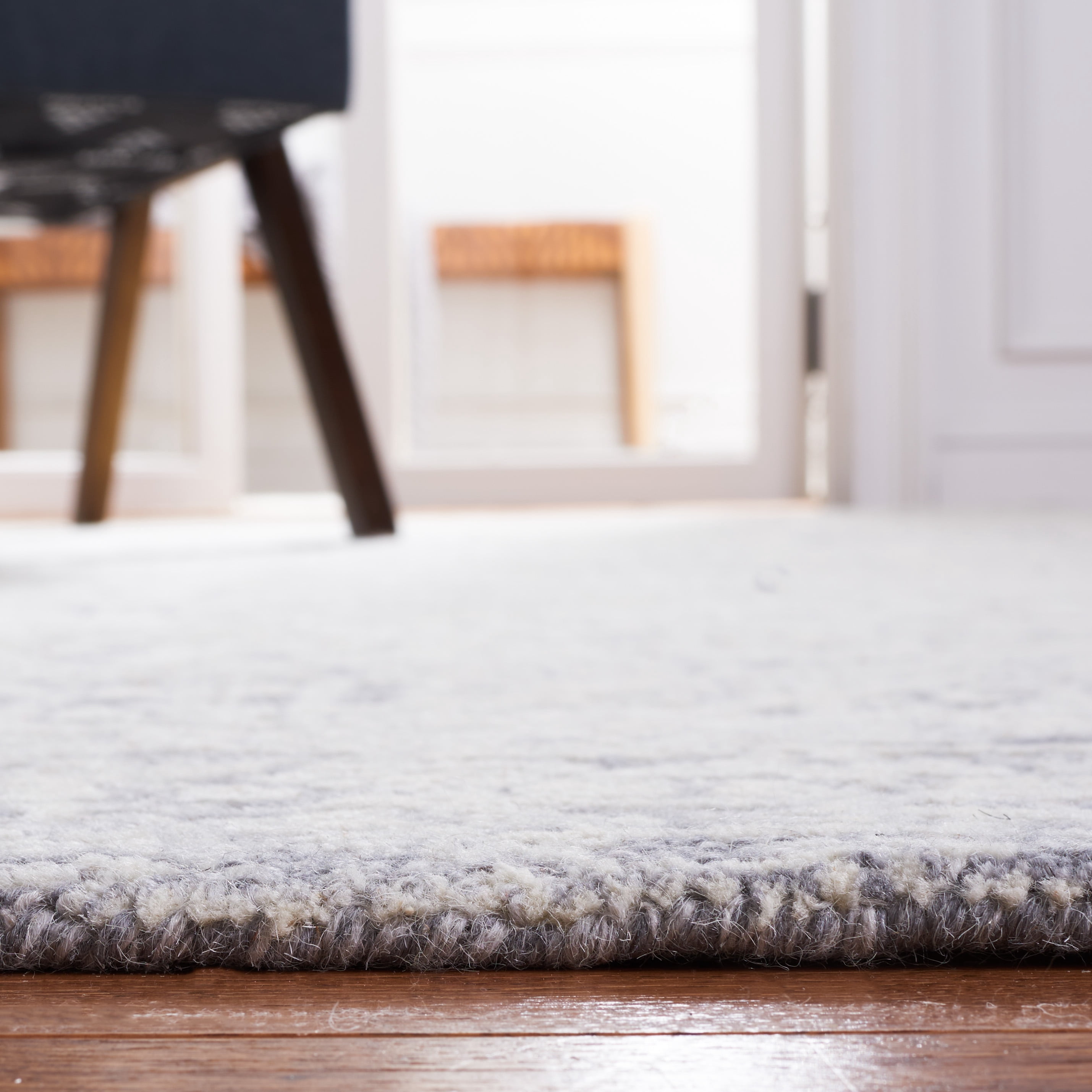 SAFAVIEH Metro Mckenzie Medallion Area Rug, Grey/Ivory, 4' x 6'