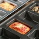 thumbnail image 4 of Molde rectangular para pan de 8 cavidades con asa de silicona, ideal para brownies y tartas de queso., 4 of 5