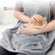 thumbnail image 4 of Delantal para Mascotas con Agujeros Manos Hombro Gato Abrazo Traje con Bolsillo Ajustable Saco de Dormir para Gato Llevar Delantal de Sujeción Gris, 4 of 4