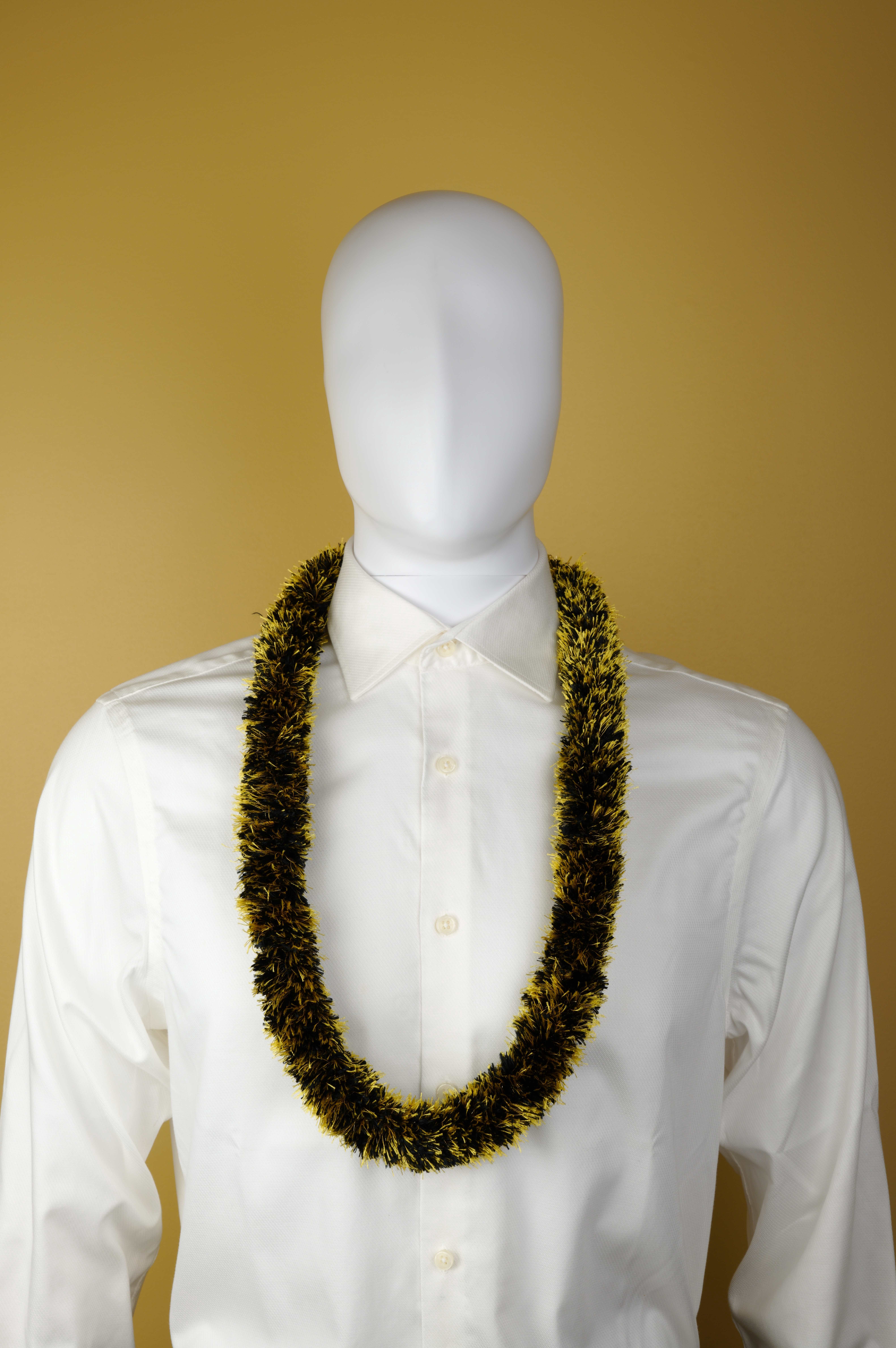Funcraft Combo Black & Gold Yarn Lei, 1 Each