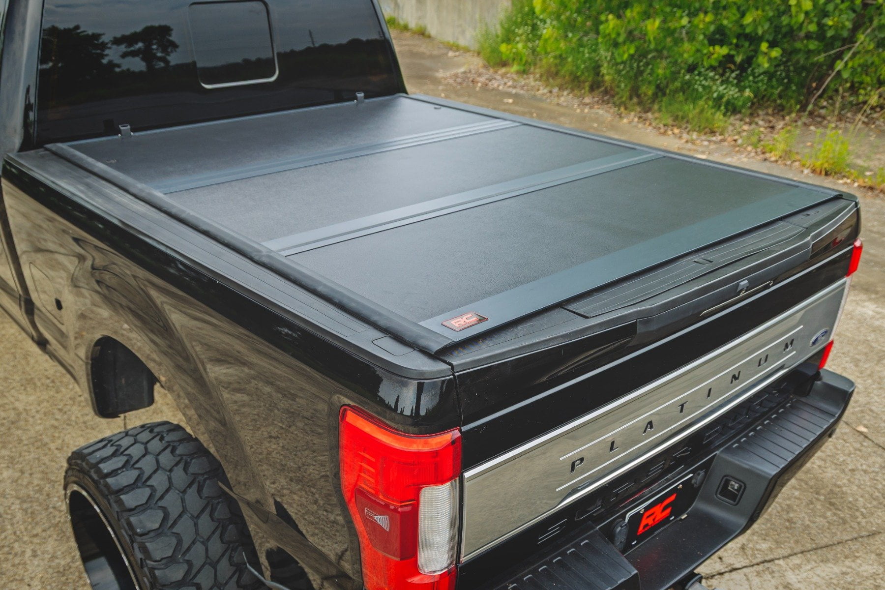 Rough Country Low Profile Bed Cover for 17-26 Ford Super Duty | 6'10"- 47220651B