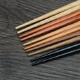 thumbnail image 4 of Juego de 5 pares de palillos chinos reutilizables de madera natural estilo japonés con estuche (palillos retorcidos)., 4 of 6