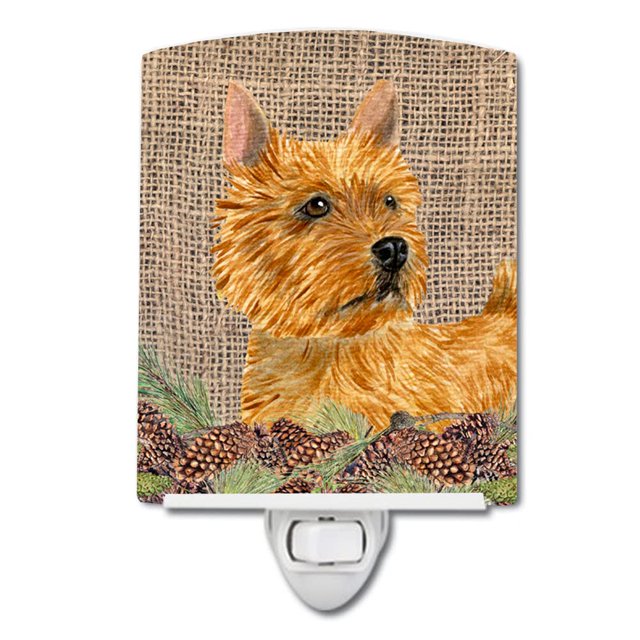 Caroline'S Treasures Ss4088Cnl Norwich Terrier En Arpillera Sintética Con Conos De Pino Luz Nocturna De Cerámica Compacta Con Certificación Ul, Ideal Para Dormitorio, Baño, Guardería, Pasillo, Cocina,
