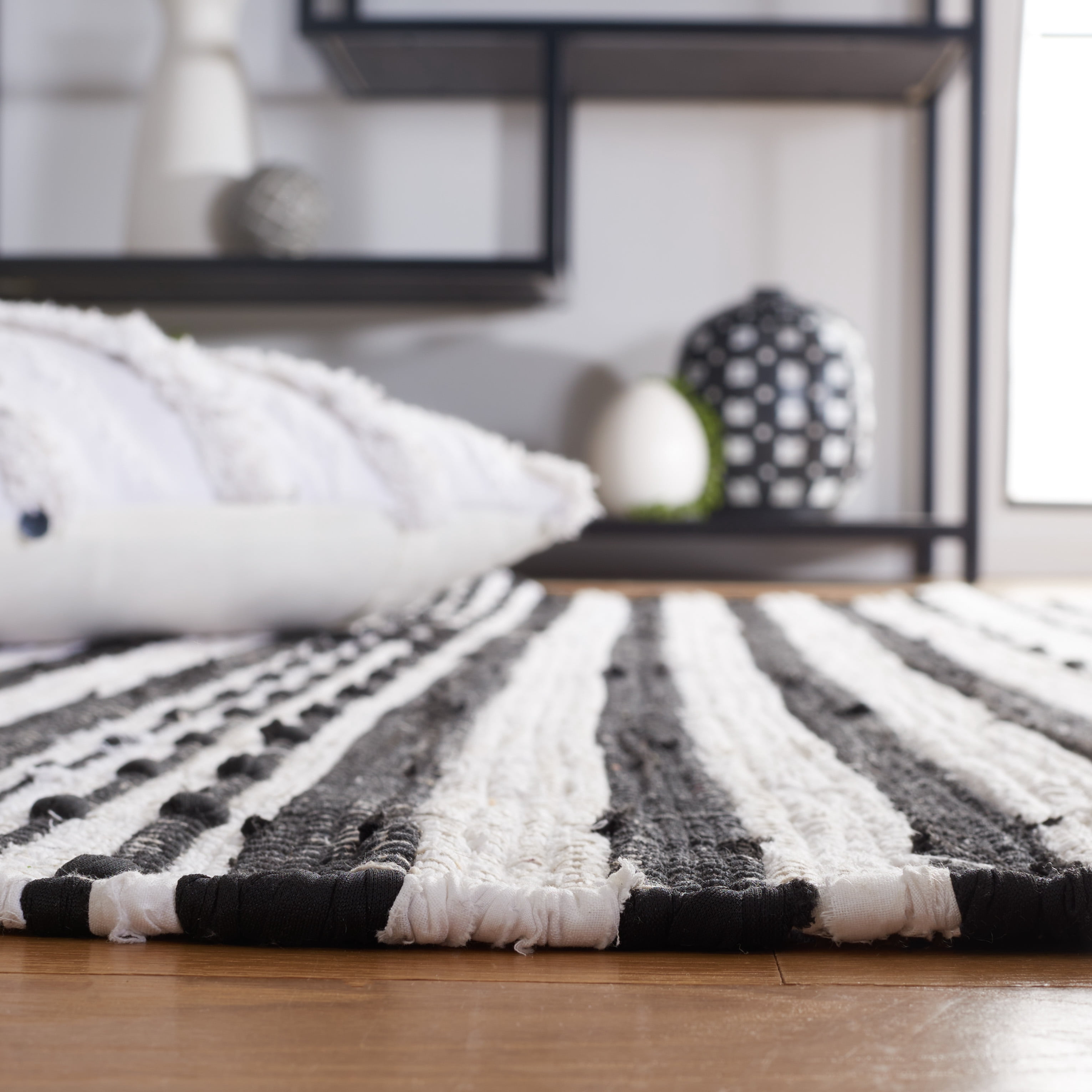 SAFAVIEH Striped Kilim Feride Striped Cotton Area Rug, Black/Ivory, 6' x 6' Round