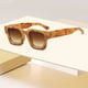 thumbnail image 4 of Gafas de sol cuadradas para hombre y mujer, gafas de sol rectangulares gruesas de moda, estilo de diseño., 4 of 4