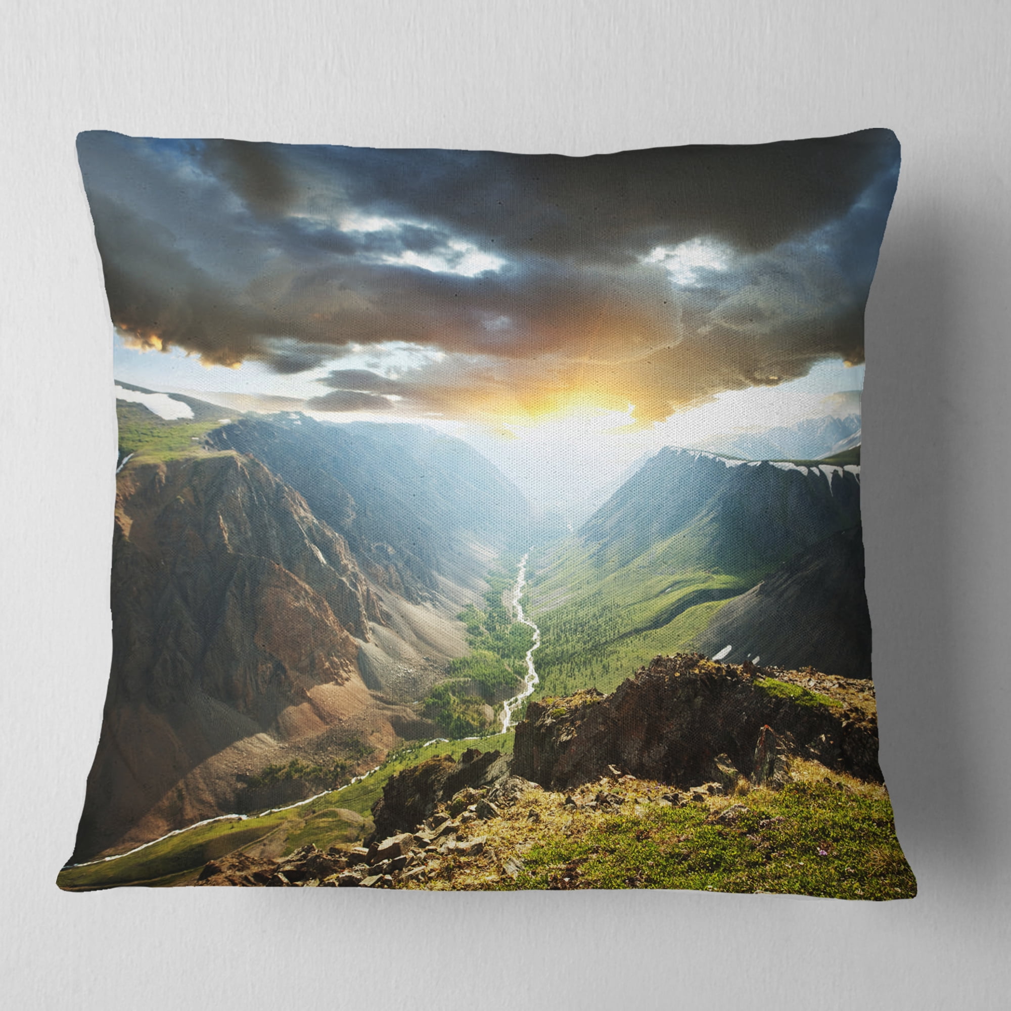 Designart 16" x 16" Green Polyester Throw Pillow