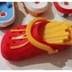 thumbnail image 1 of Llavero con forma de zapato con agujeros (10 estilos), ideal como mochila escolar, para niños, coleccionable, regalo de Navidad., 1 of 6
