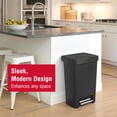 thumbnail image 2 of Bote de basura Rubbermaid Step-On de 46.9 litros con tapa negra para el hogar, 2 of 7