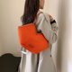 thumbnail image 3 of Bolso Casual Con Asa Mano Corazón Amor para Mujer Color Sólido, 3 of 9