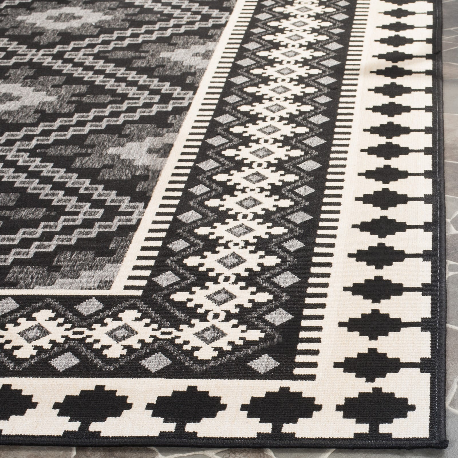 SAFAVIEH Veranda Magna Southwestern Indoor/Outdoor Runner Rug, 2'3" x 6'7", Black/Cream