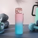 thumbnail image 1 of Botella de agua deportiva de gran capacidad para exteriores | Vaso de viaje de plástico a prueba de fugas con filtro incorporado | Vaso portátil resistente al calor con correa de transporte | Color, 1 of 6