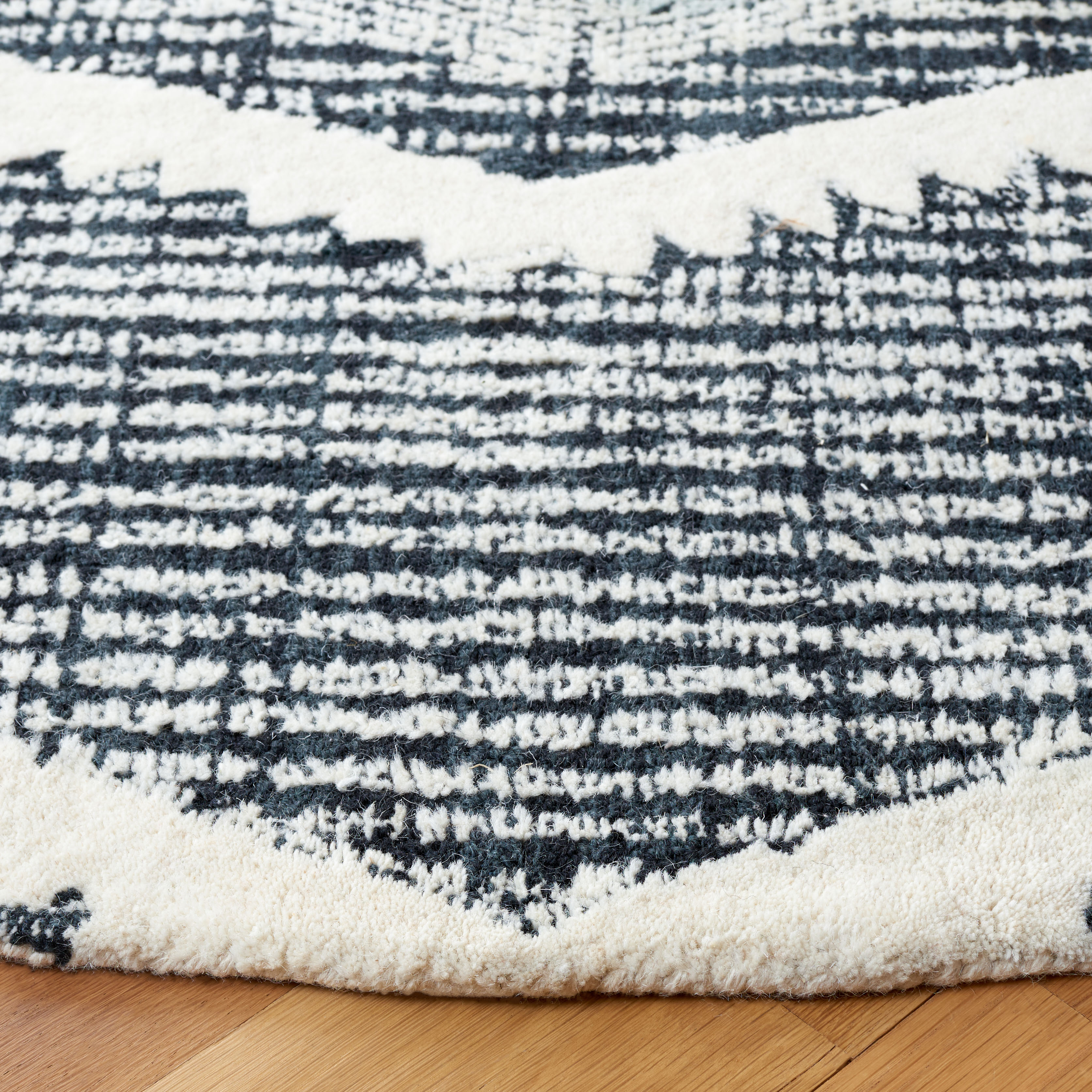 Safavieh Metro Kelsey Diamond Area Rug, Black/Ivory, 6' x 6' Round
