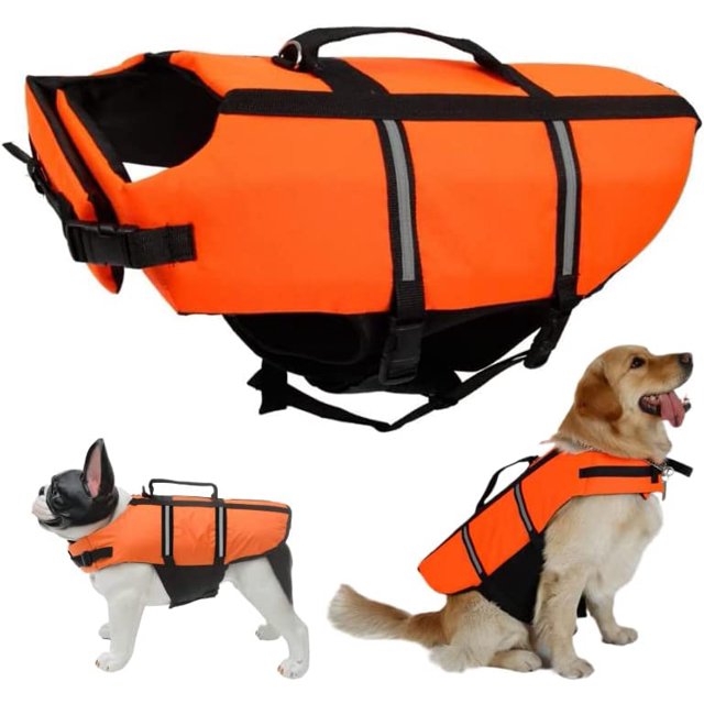 chaleco salvavidas para perros naranja, chaleco salvavidas para perros grandes y pequeños con tiras reflectantes/cinturón ajustable: chaleco naranja con asa superior, correas negras ajustables y hebillas, paneles reflectantes verticales y cierre ventral; mostrado en vista frontal y dos vistas laterales sobre fondo blanco para referencia de tamaño; a menudo usado también como ayuda para levantar al perro desde el agua.