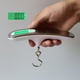 thumbnail image 2 of Báscula de equipaje portátil Báscula de viaje digital Báscula de maleta Pesos con función de tara Capacidad de 110 lb / 50 KG Shuxiu Wang 1327533060721, 2 of 4