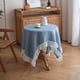 thumbnail image 5 of Mantel de lino fresco y elegante con ribetes de encaje, ideal para mesas de comedor redondas. Un mantel liso, sencillo y elegante con ribetes de encaje., 5 of 7