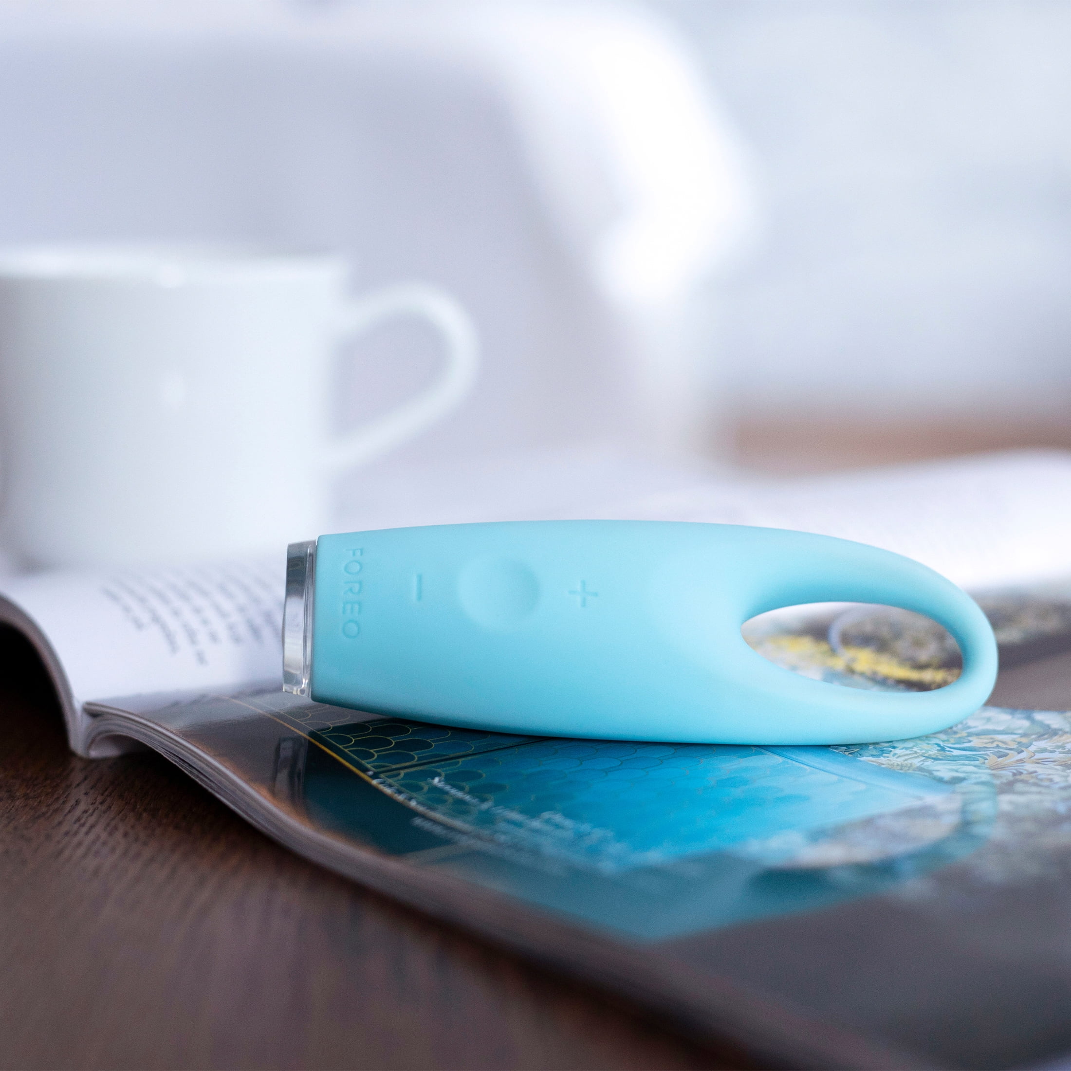 Foreo IRIS™ Illuminating Eye Massager Mint